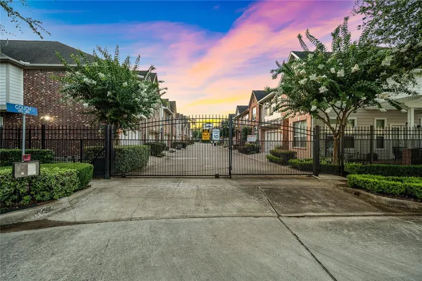 $3,000 | 2626 Couch Street, Houston, TX 77008