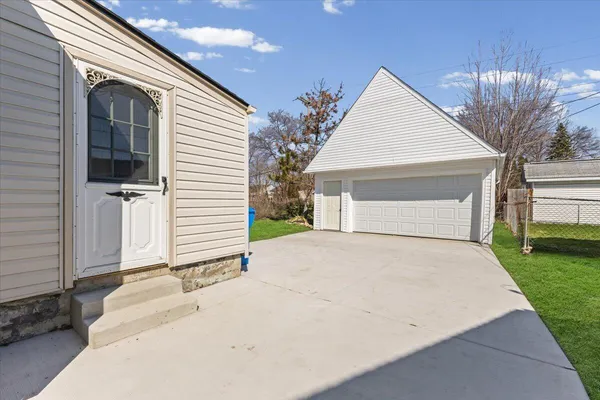 $180,000 | 647 East Brockton Avenue, Madison Heights, MI 48071
