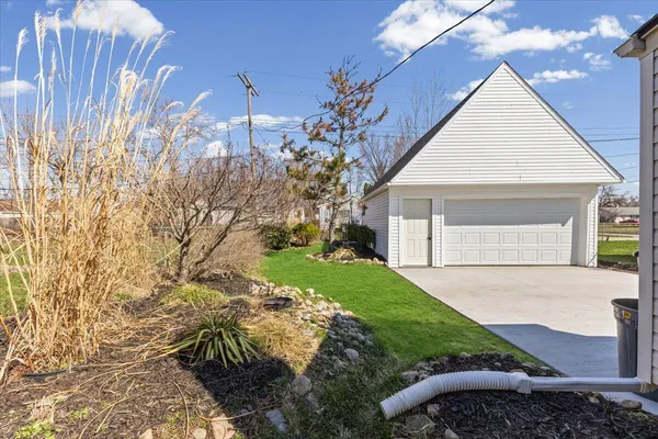 $180,000 | 647 East Brockton Avenue, Madison Heights, MI 48071