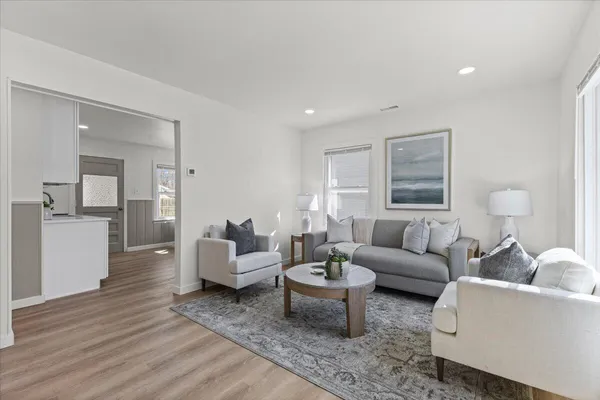 $180,000 | 647 East Brockton Avenue, Madison Heights, MI 48071