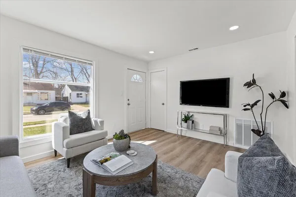 $180,000 | 647 East Brockton Avenue, Madison Heights, MI 48071