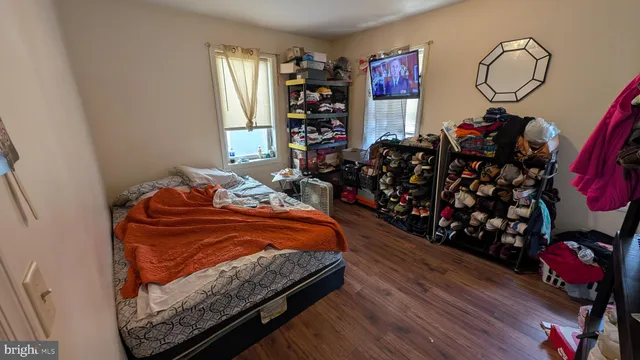 a bed room with two bed and a closet