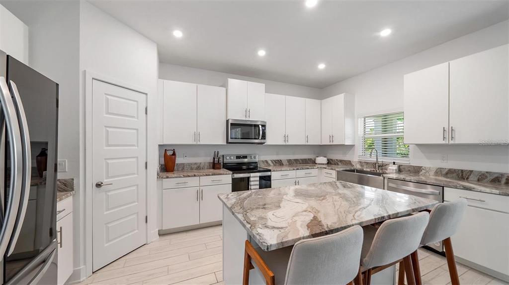 2587 Temple Street Sarasota, FL 34239 - Photo 5 of 25