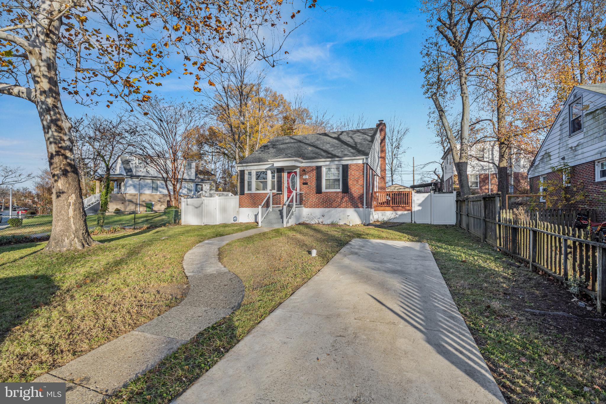 a view of residential houses with yard and tree s