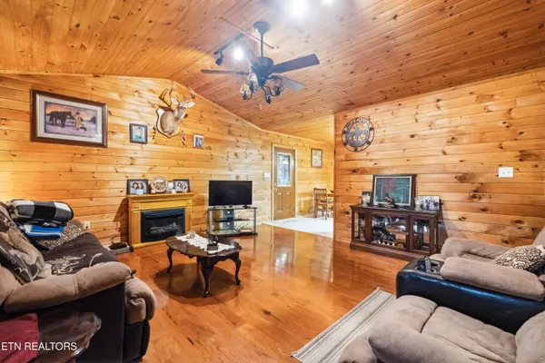 $434,900 | 930 Wilderness Trail, Oneida, TN 37841