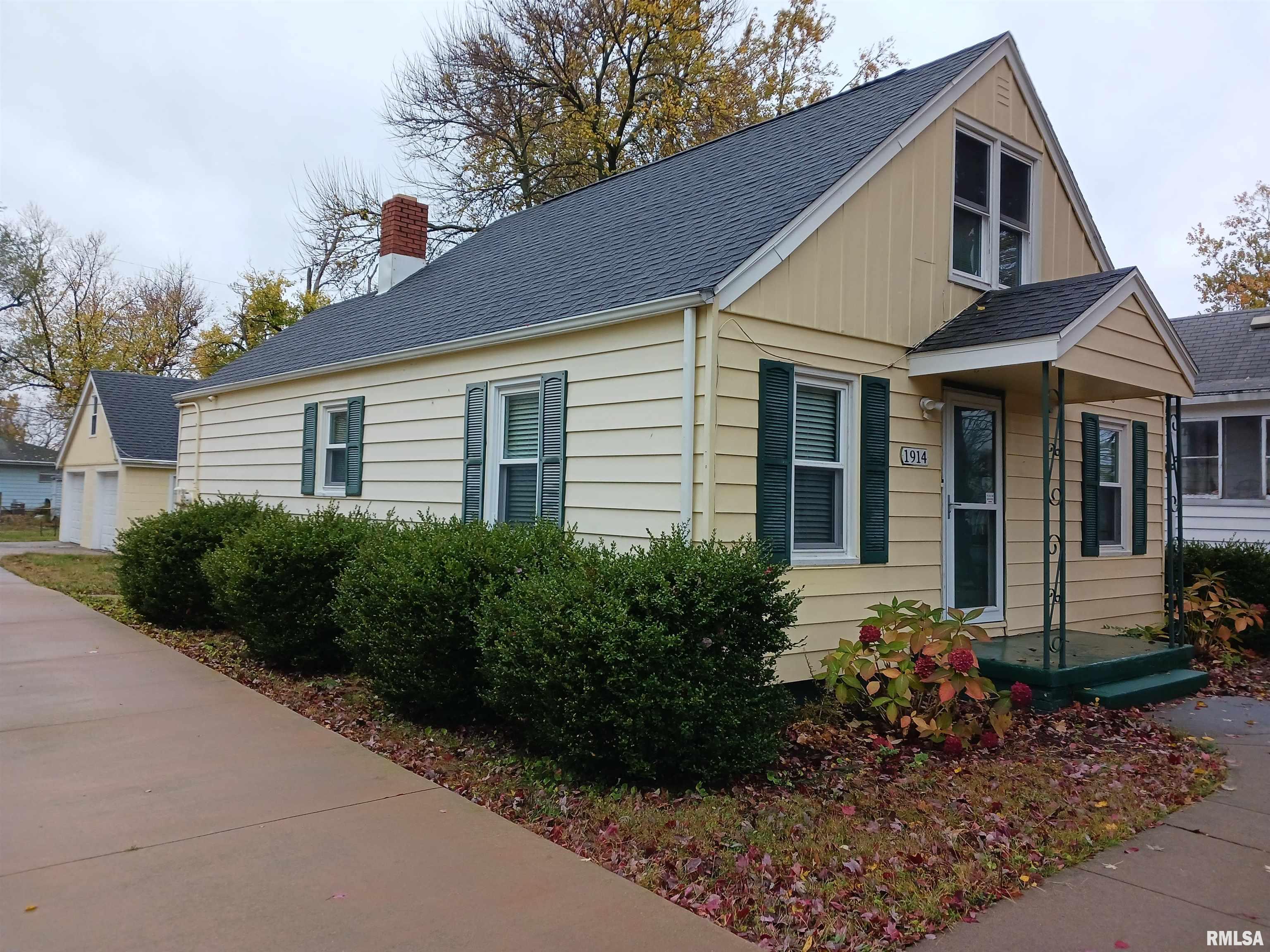 1914 West Richwoods Boulevard Peoria, IL 61604 - Photo 1 of 11