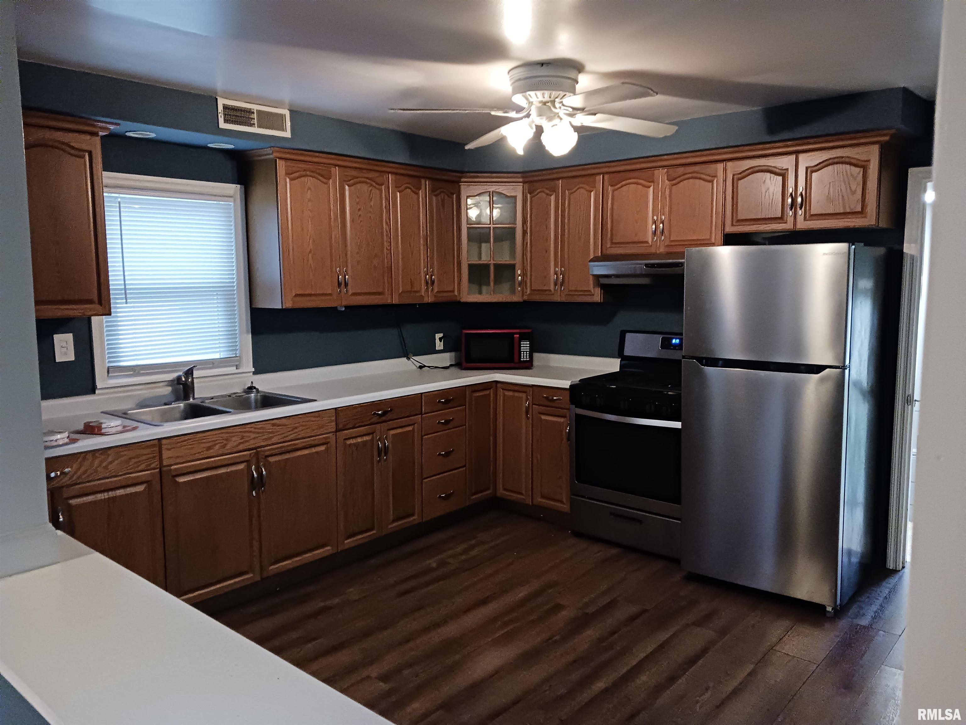 1914 West Richwoods Boulevard Peoria, IL 61604 - Photo 4 of 11