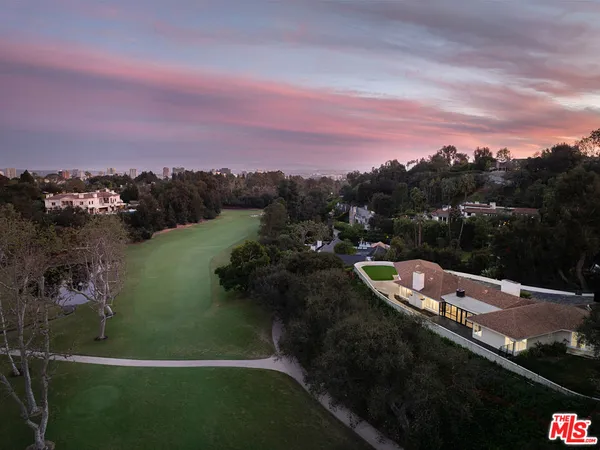 a view of houses with a yard