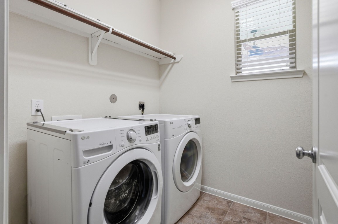 10007 Open Slope Court Humble, TX 77396 - Photo 32 of 39 a utility room with dryer and washer