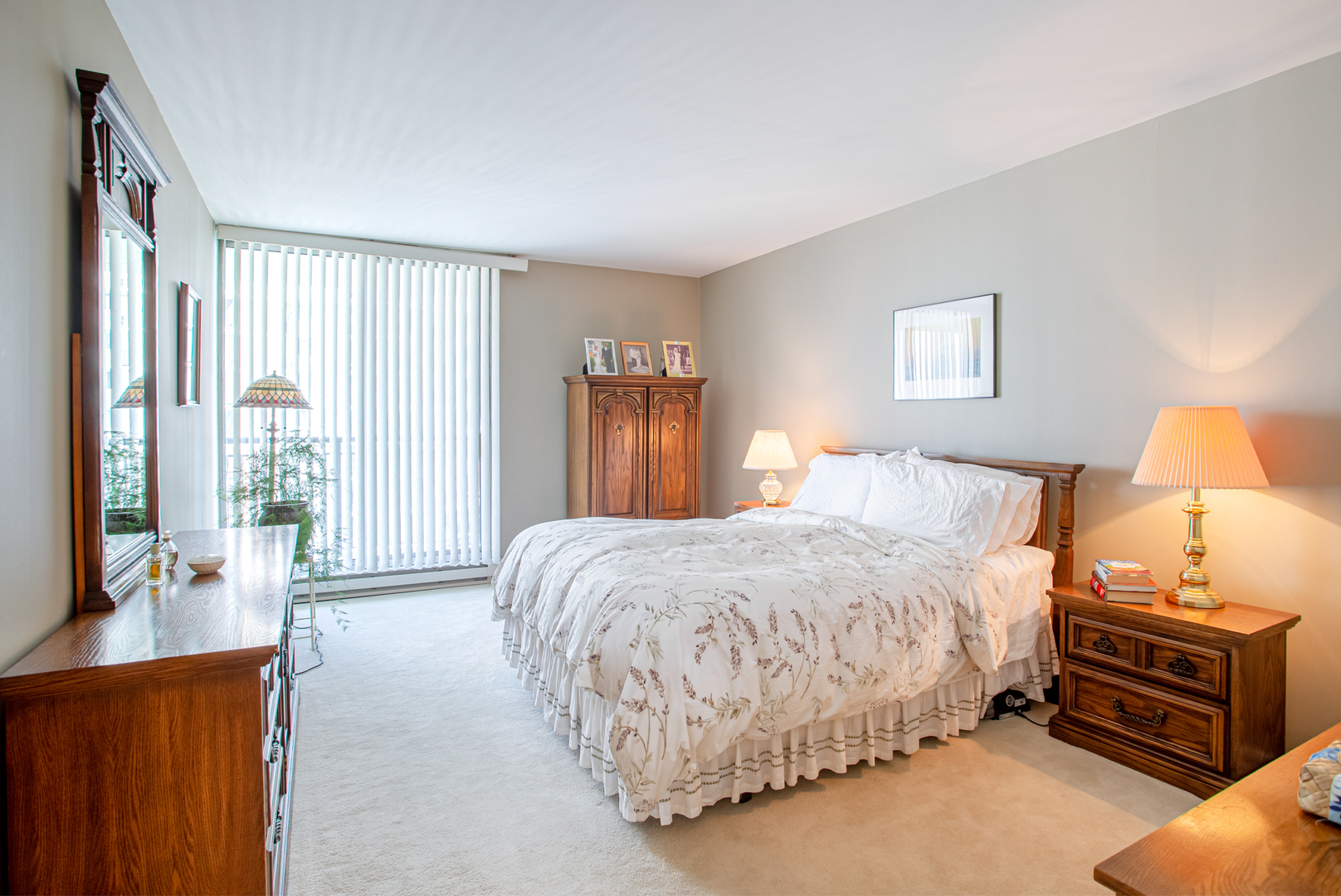 6007 North Sheridan Road, Unit 39D Chicago, IL 60660 - Photo 12 of 20 a bed room with a bed and a night stand