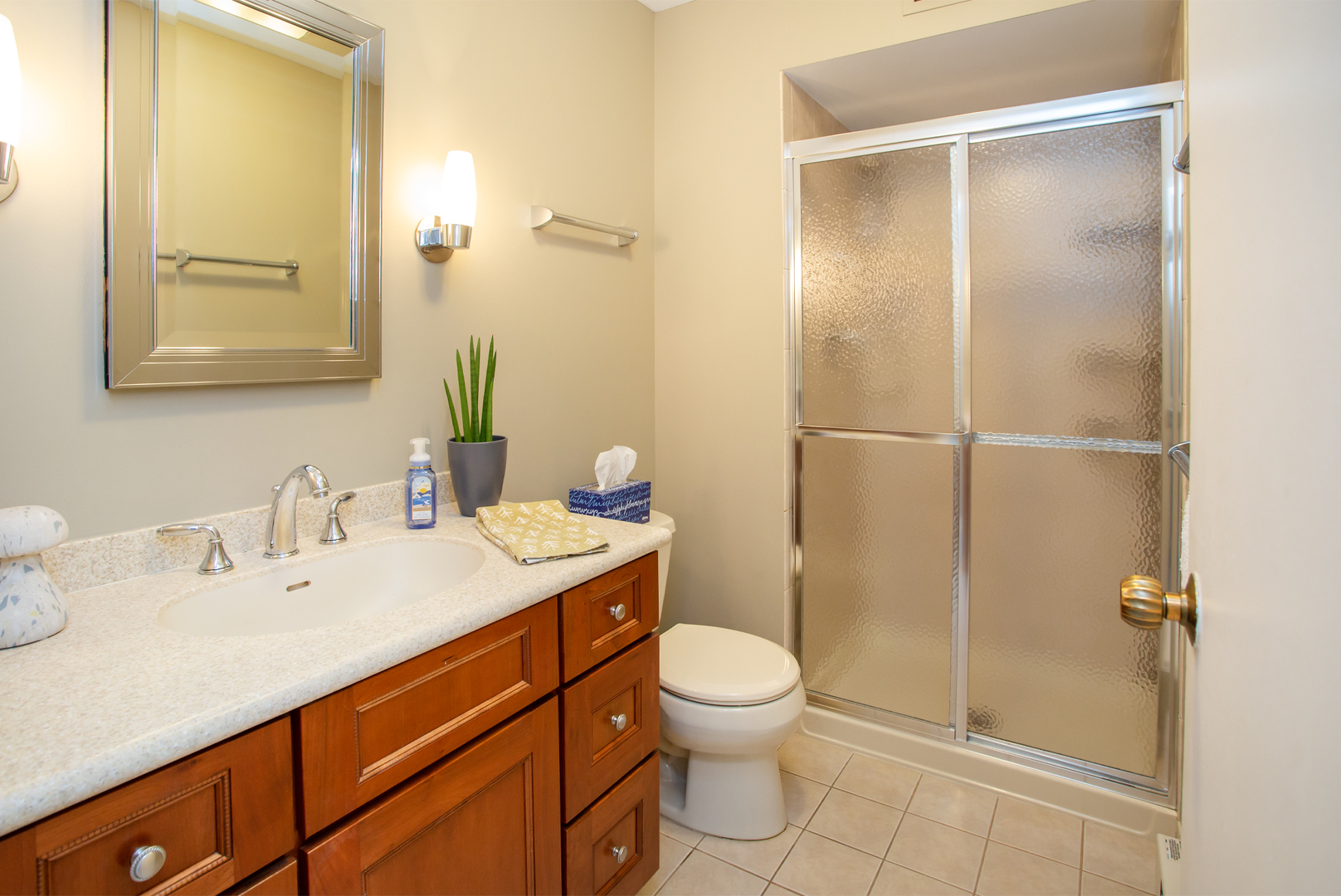 6007 North Sheridan Road, Unit 39D Chicago, IL 60660 - Photo 15 of 20 a bathroom with a sink a toilet and shower
