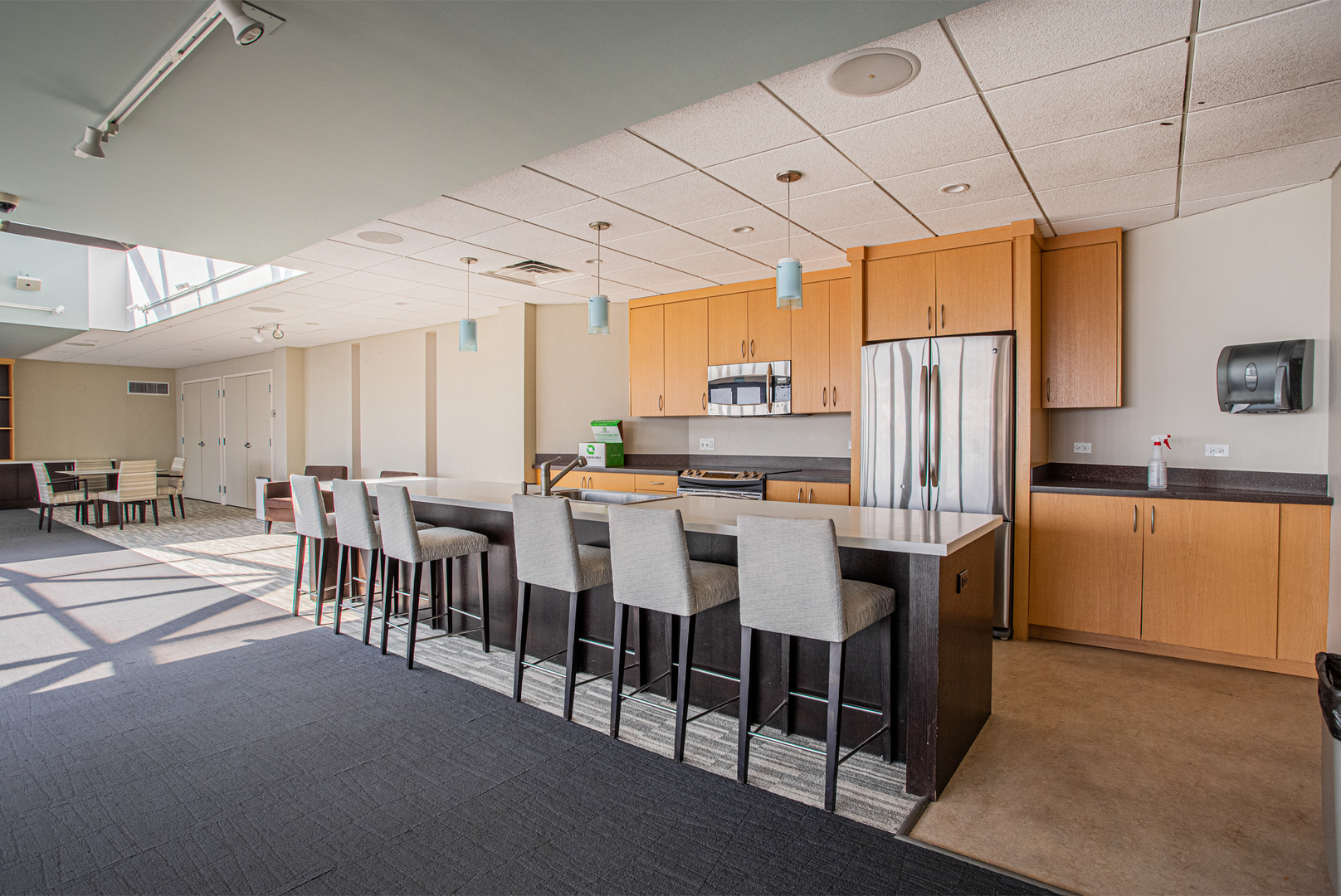 6007 North Sheridan Road, Unit 39D Chicago, IL 60660 - Photo 20 of 20 a kitchen with refrigerator and chairs