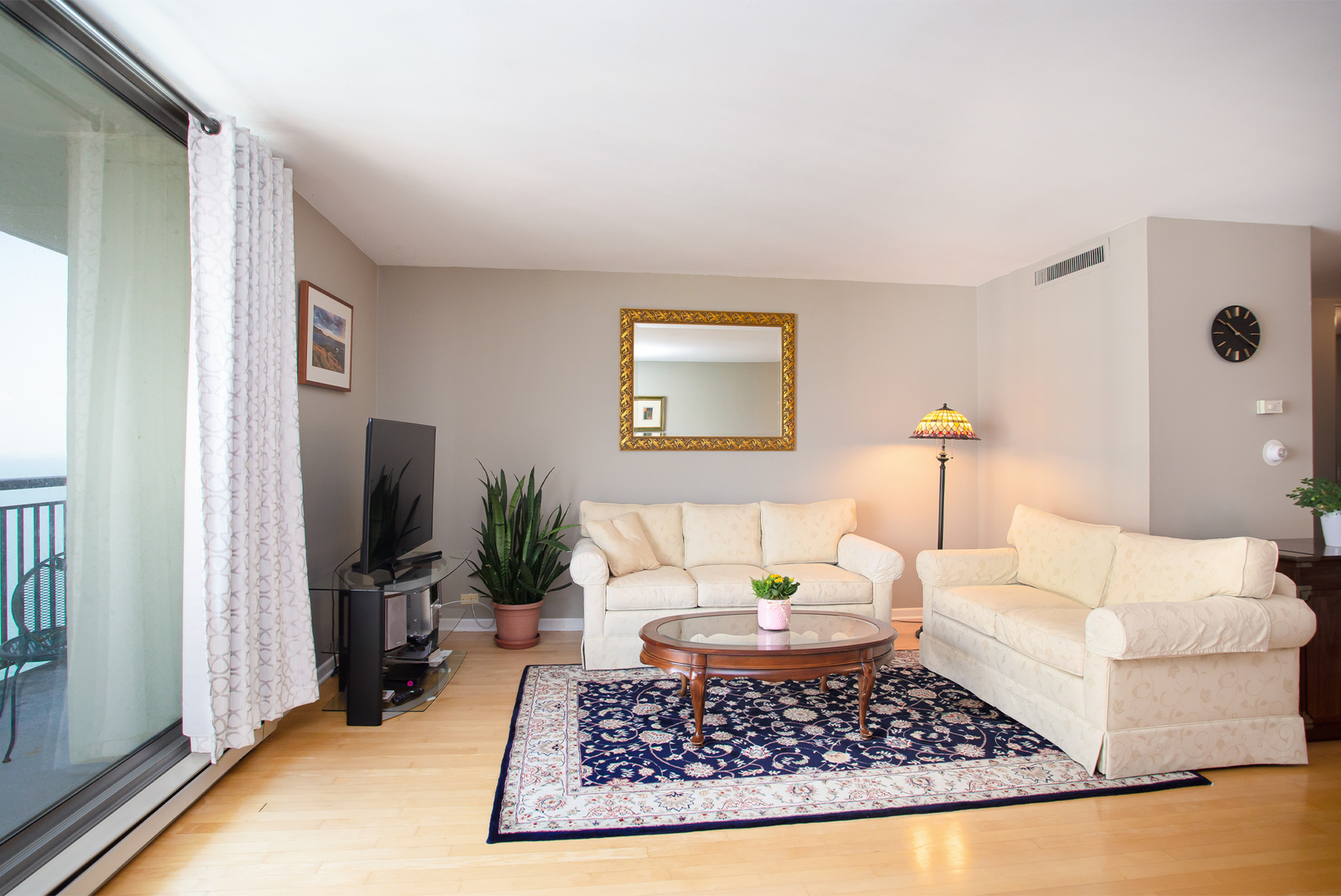 6007 North Sheridan Road, Unit 39D Chicago, IL 60660 - Photo 5 of 20 a living room with furniture a rug and a flat screen tv