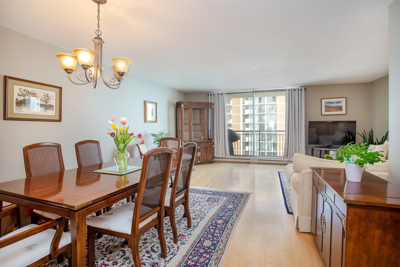 6007 North Sheridan Road, Unit 39D Chicago, IL 60660 - Photo 6 of 20 a view of a dining room with furniture a livingroom and wooden floor