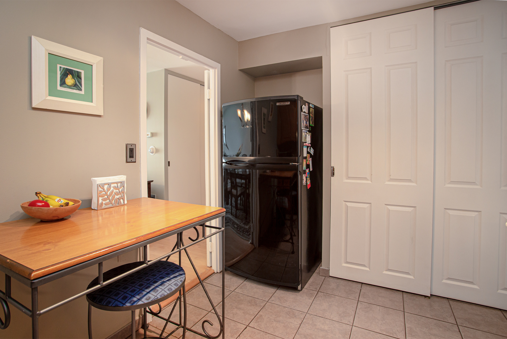 6007 North Sheridan Road, Unit 39D Chicago, IL 60660 - Photo 9 of 20 a room with a table and chairs