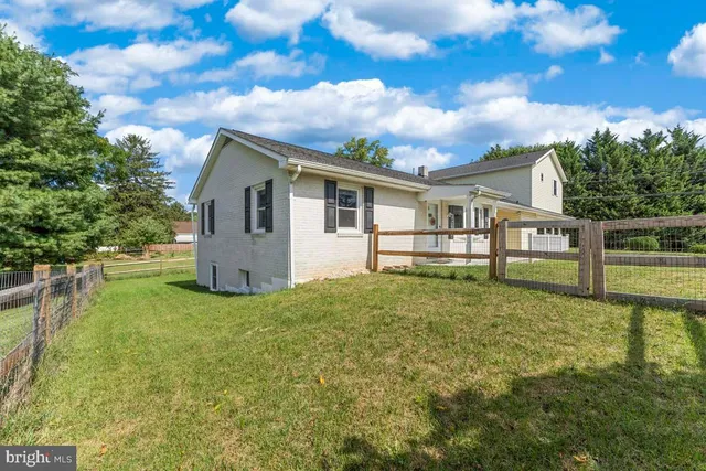 a view of a house with backyard and garden