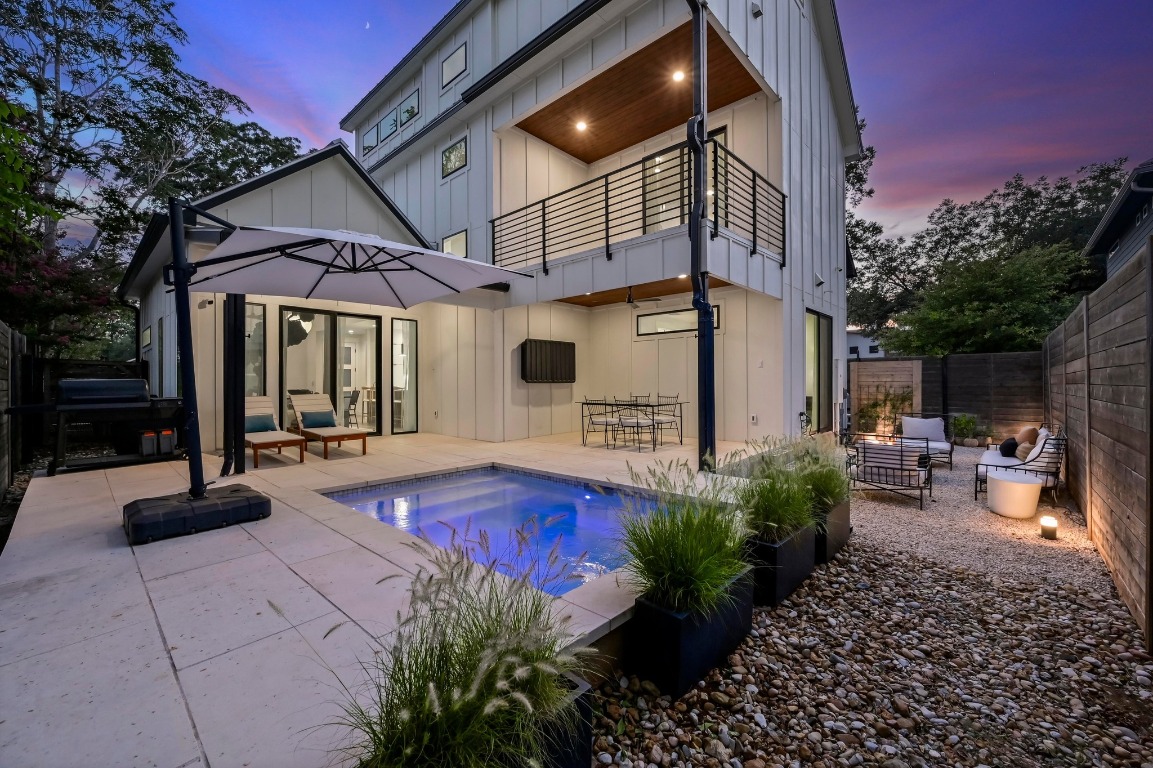 2104 East 2nd Street, Unit 1 Austin, TX 78702 - Photo 30 of 39 a view of a house with backyard and sitting area