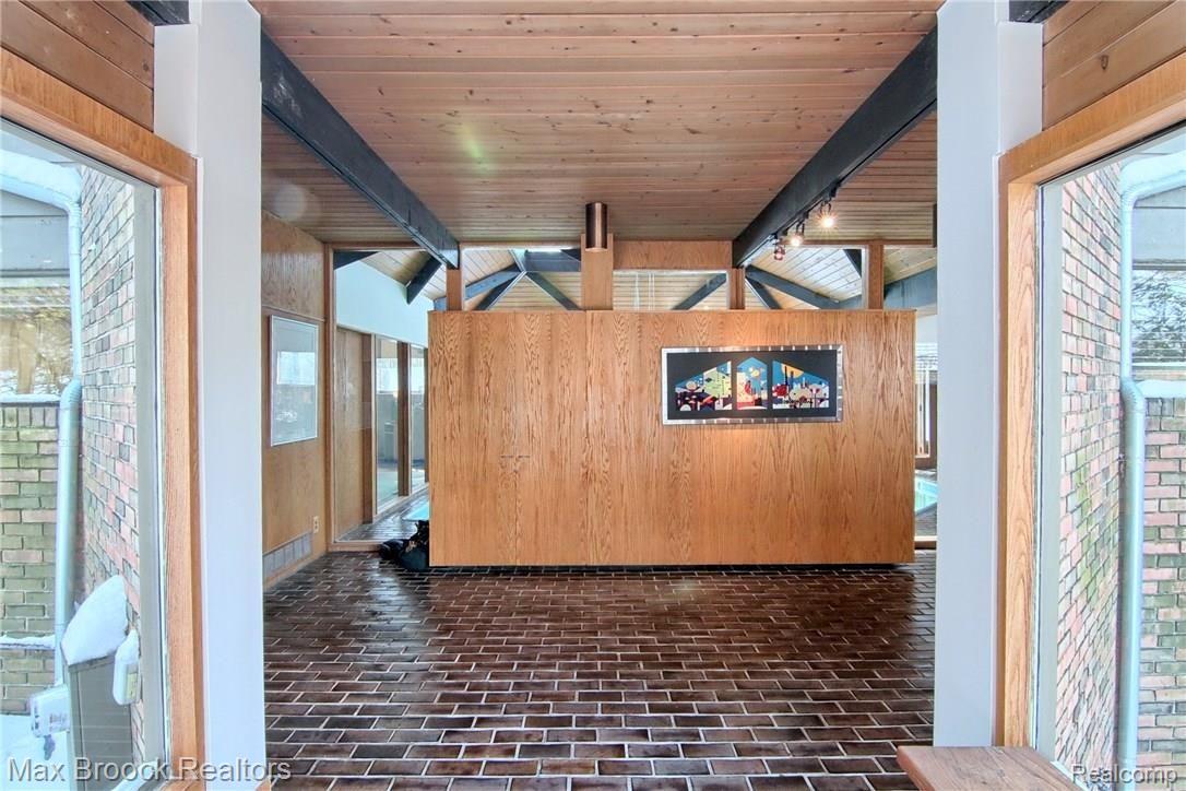 4180 Stoddard Road West Bloomfield, MI 48323 - Photo 6 of 43 Foyer_2nd_View.jpg