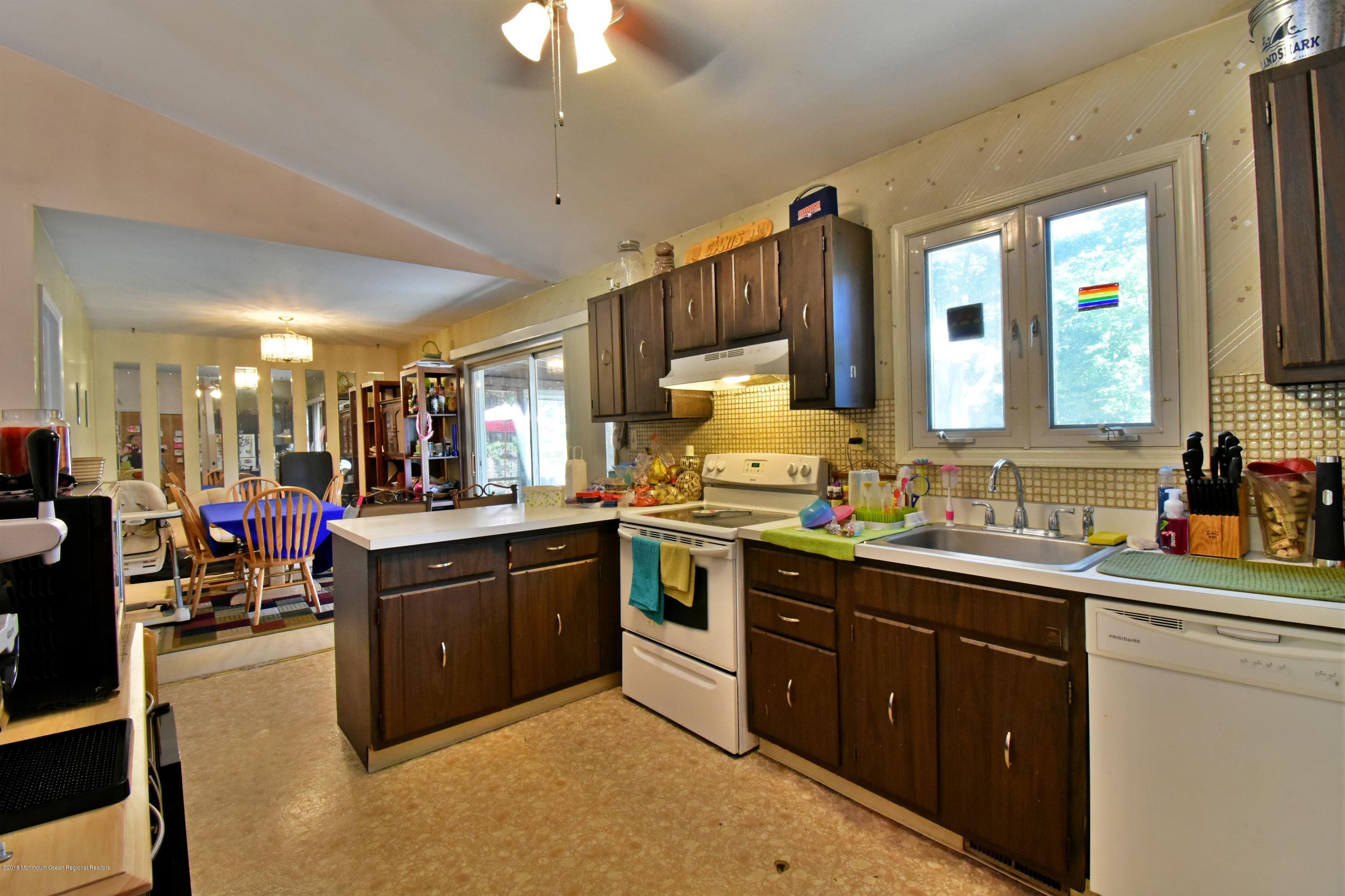 55 Chelsea Road Jackson, NJ 08527 - Photo 3 of 13 Kitchen