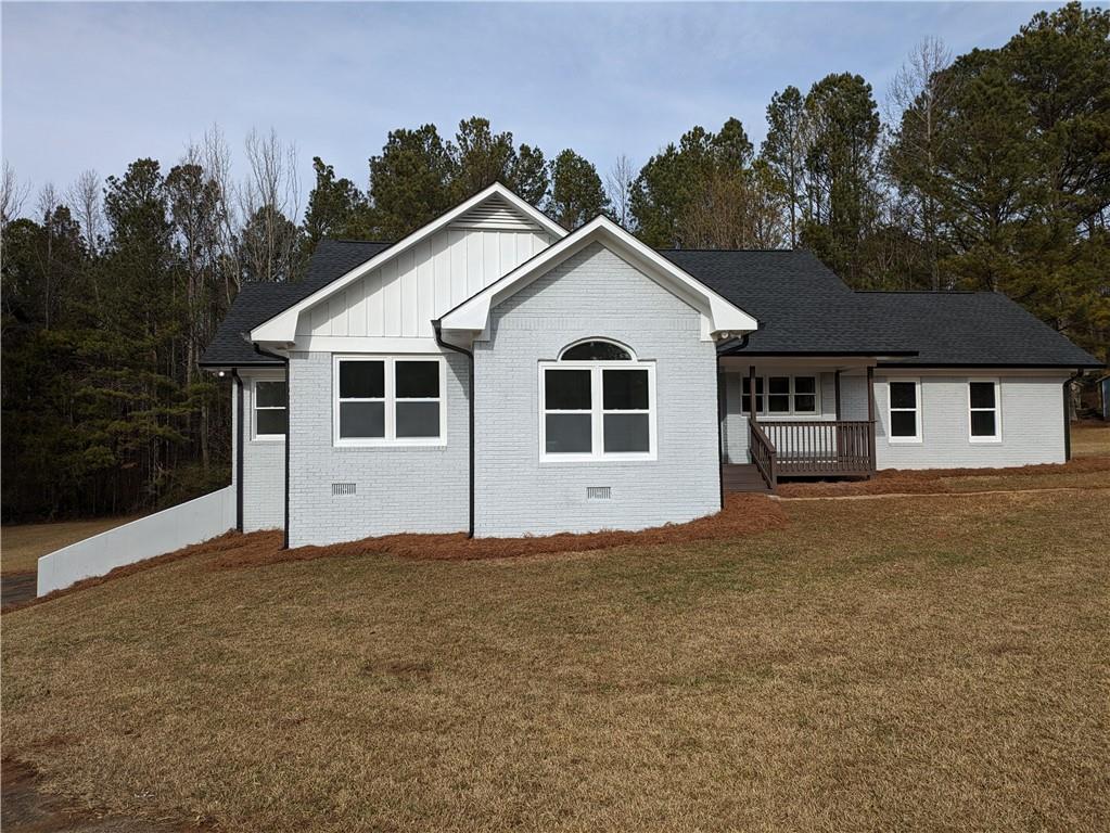 a view of a house with a backyard