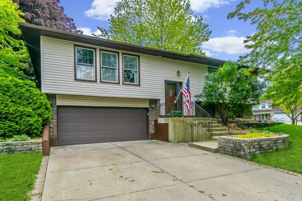 316 North Pinecrest Road Bolingbrook, IL 60440 - Photo 1 of 37