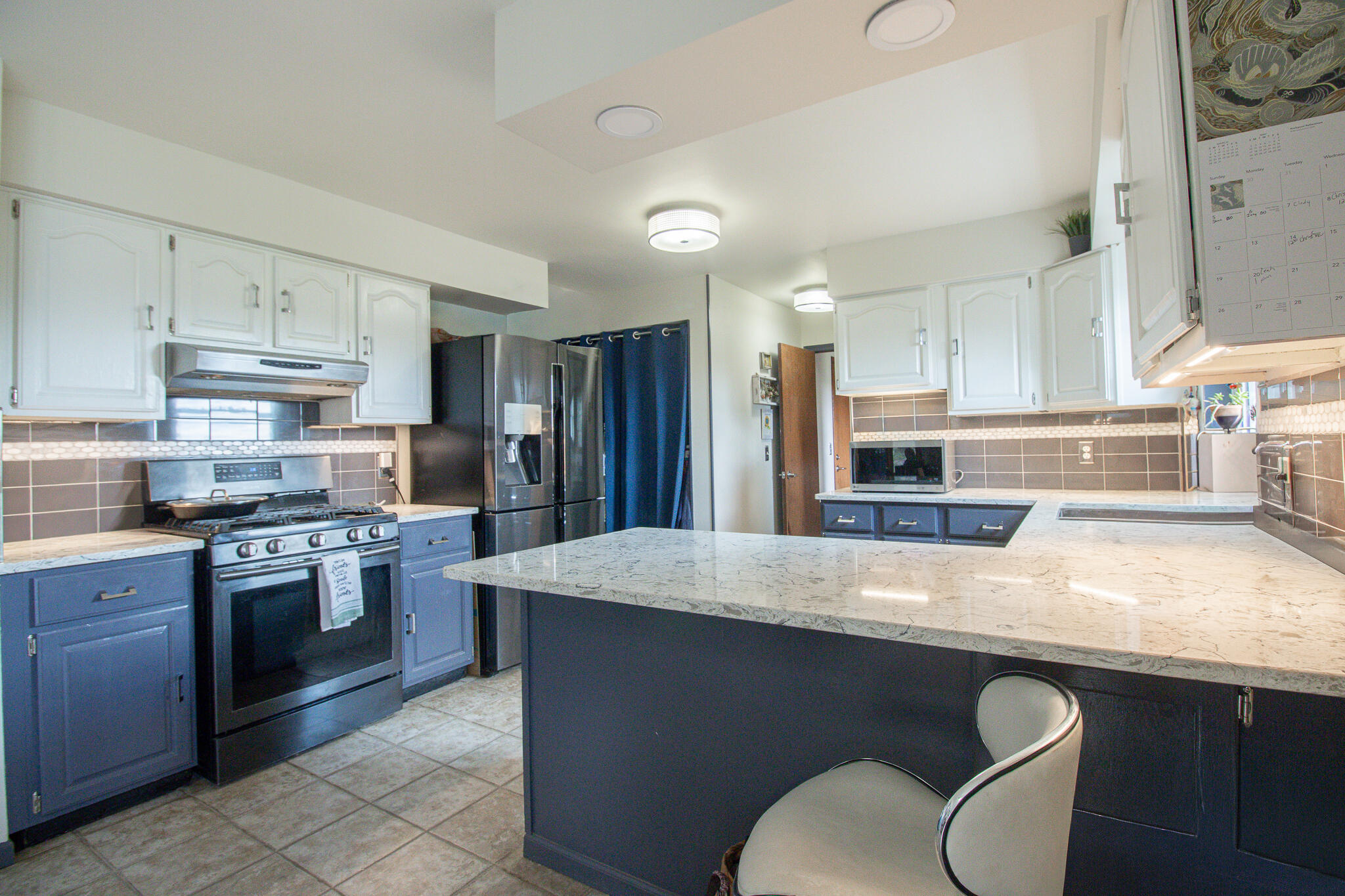 W204N4833 North Lannon Road Menomonee Falls, WI 53051 - Photo 14 of 45 Kitchen w/ Breakfast Bar