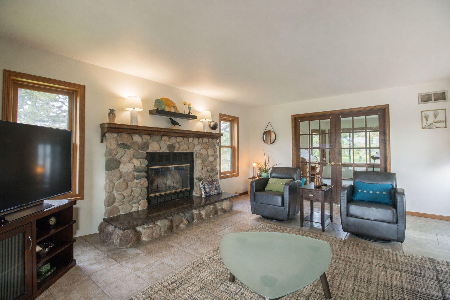 W204N4833 North Lannon Road Menomonee Falls, WI 53051 - Photo 19 of 45 Living Room to Sunroom