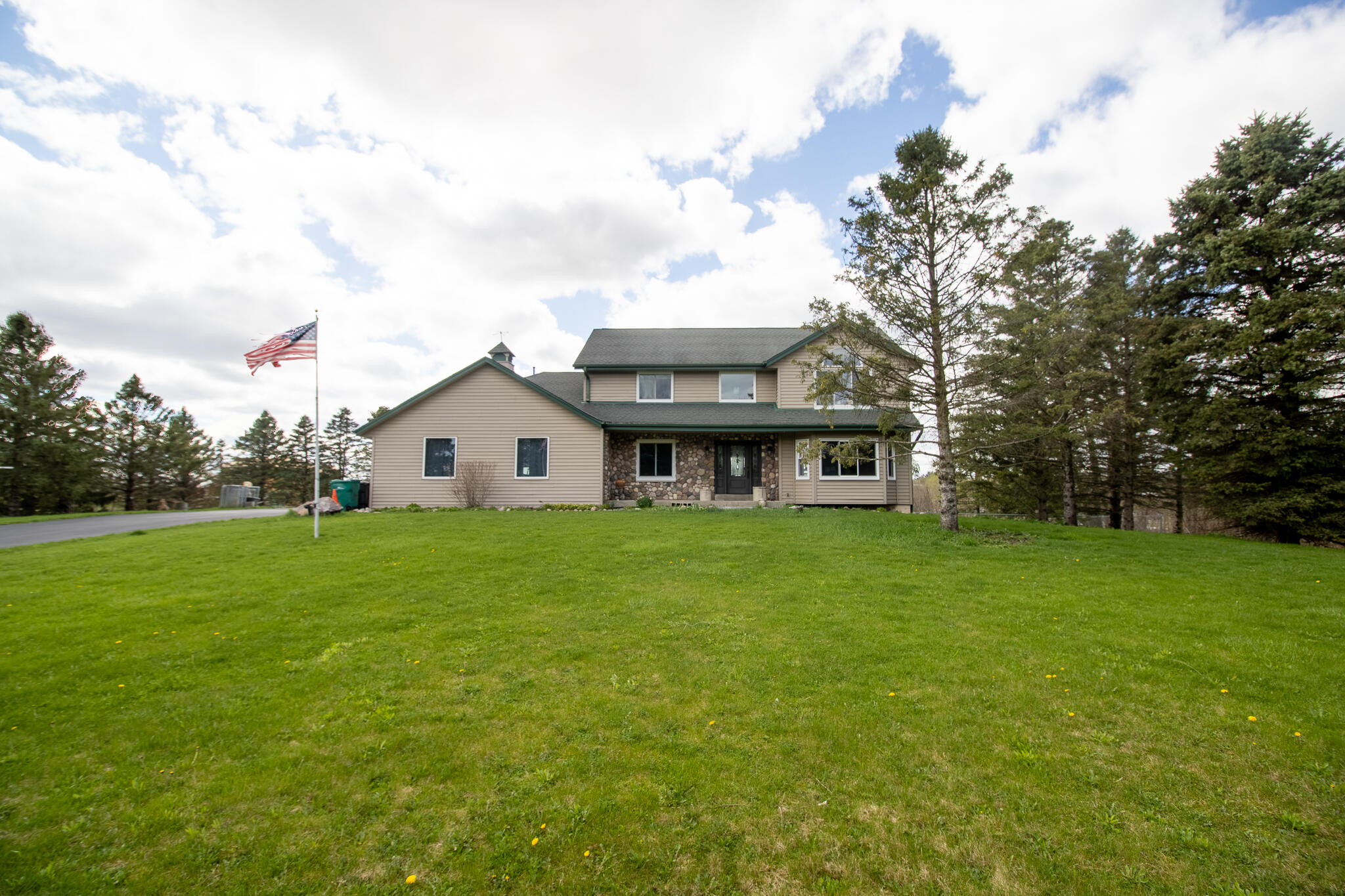 W204N4833 North Lannon Road Menomonee Falls, WI 53051 - Photo 2 of 45 Large front yard
