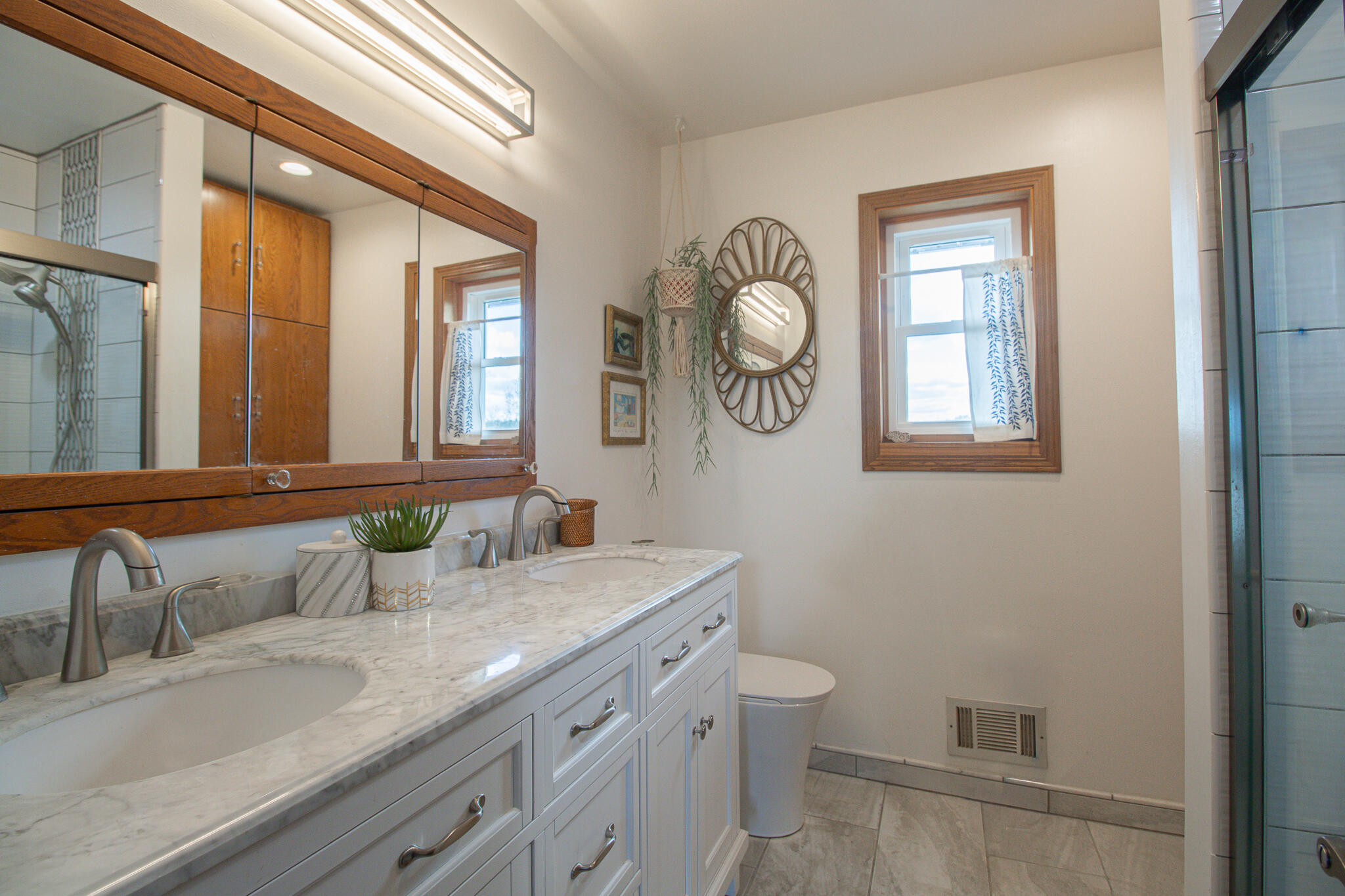 W204N4833 North Lannon Road Menomonee Falls, WI 53051 - Photo 26 of 45 Ensuite Bath w/ Walk In Shower