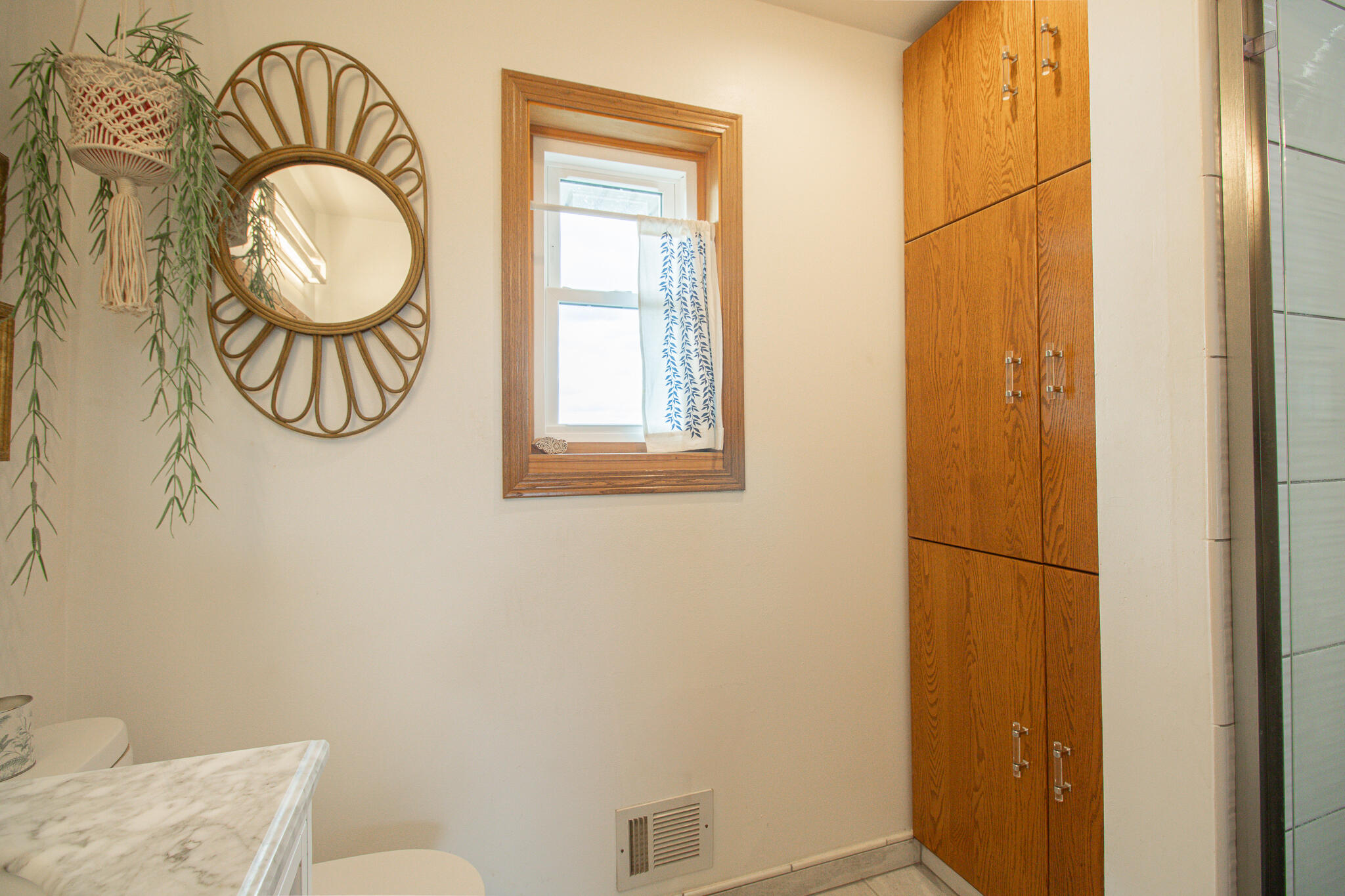 W204N4833 North Lannon Road Menomonee Falls, WI 53051 - Photo 27 of 45 Linen Closet Space