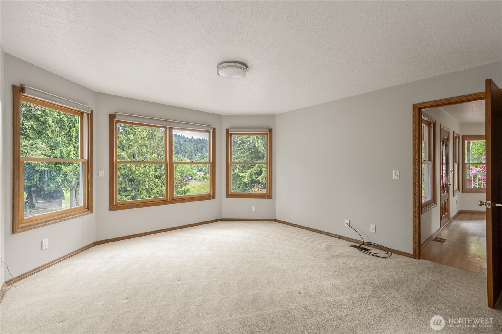 187 Acorn Lane Longview, WA 98632 - Photo 13 of 40 an empty room with windows