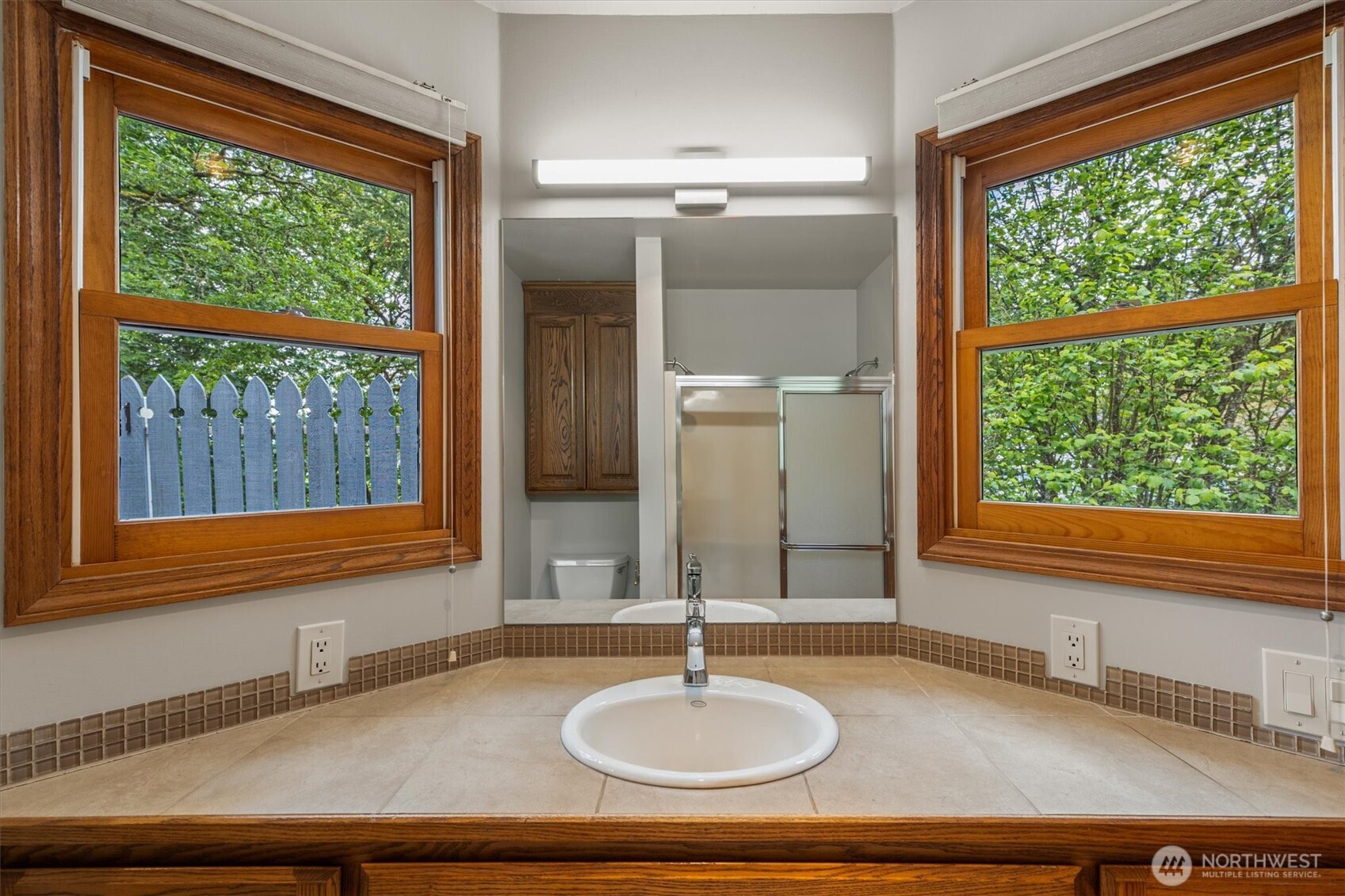 187 Acorn Lane Longview, WA 98632 - Photo 15 of 40 a bathroom with a sink and a mirror