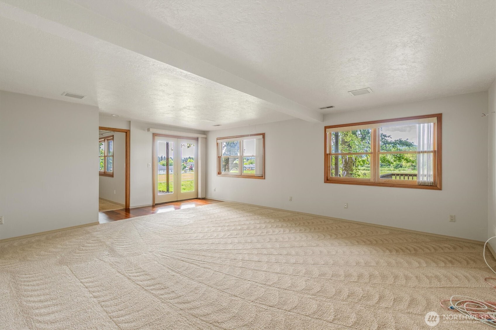 187 Acorn Lane Longview, WA 98632 - Photo 25 of 40 an empty room with windows