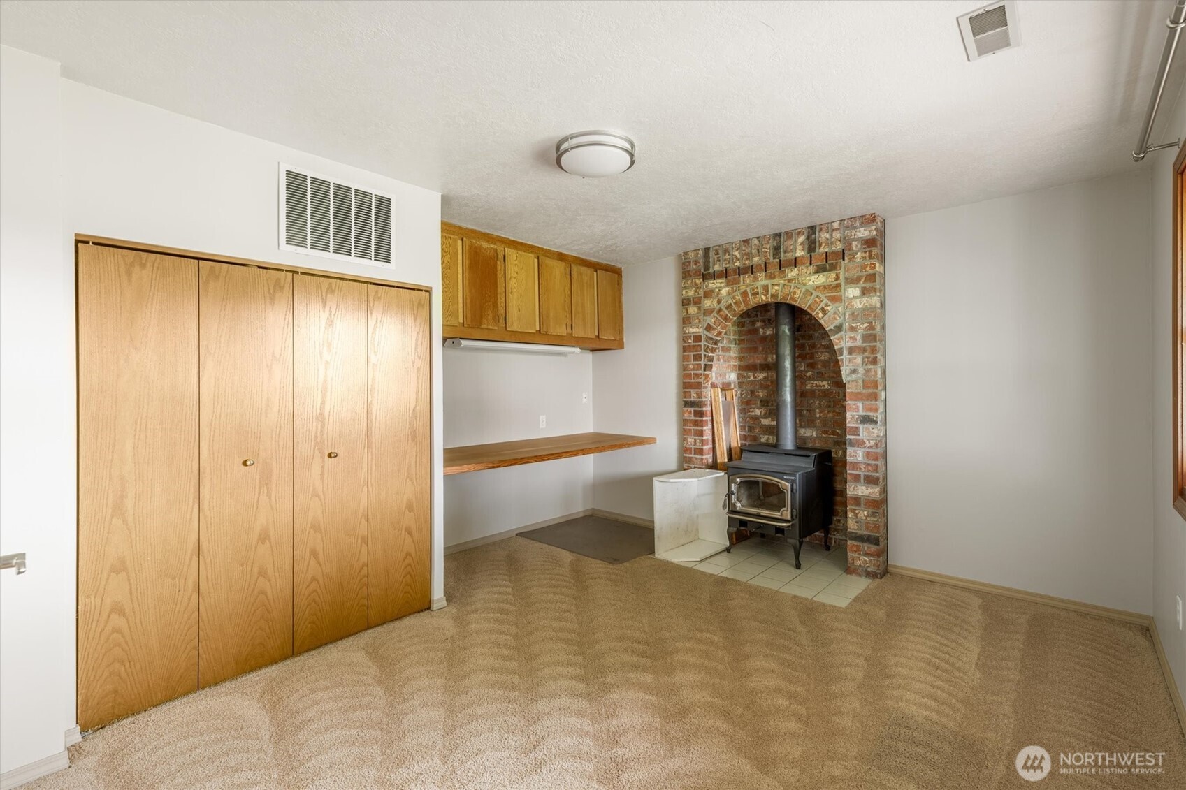 187 Acorn Lane Longview, WA 98632 - Photo 26 of 40 a living room with furniture and a window