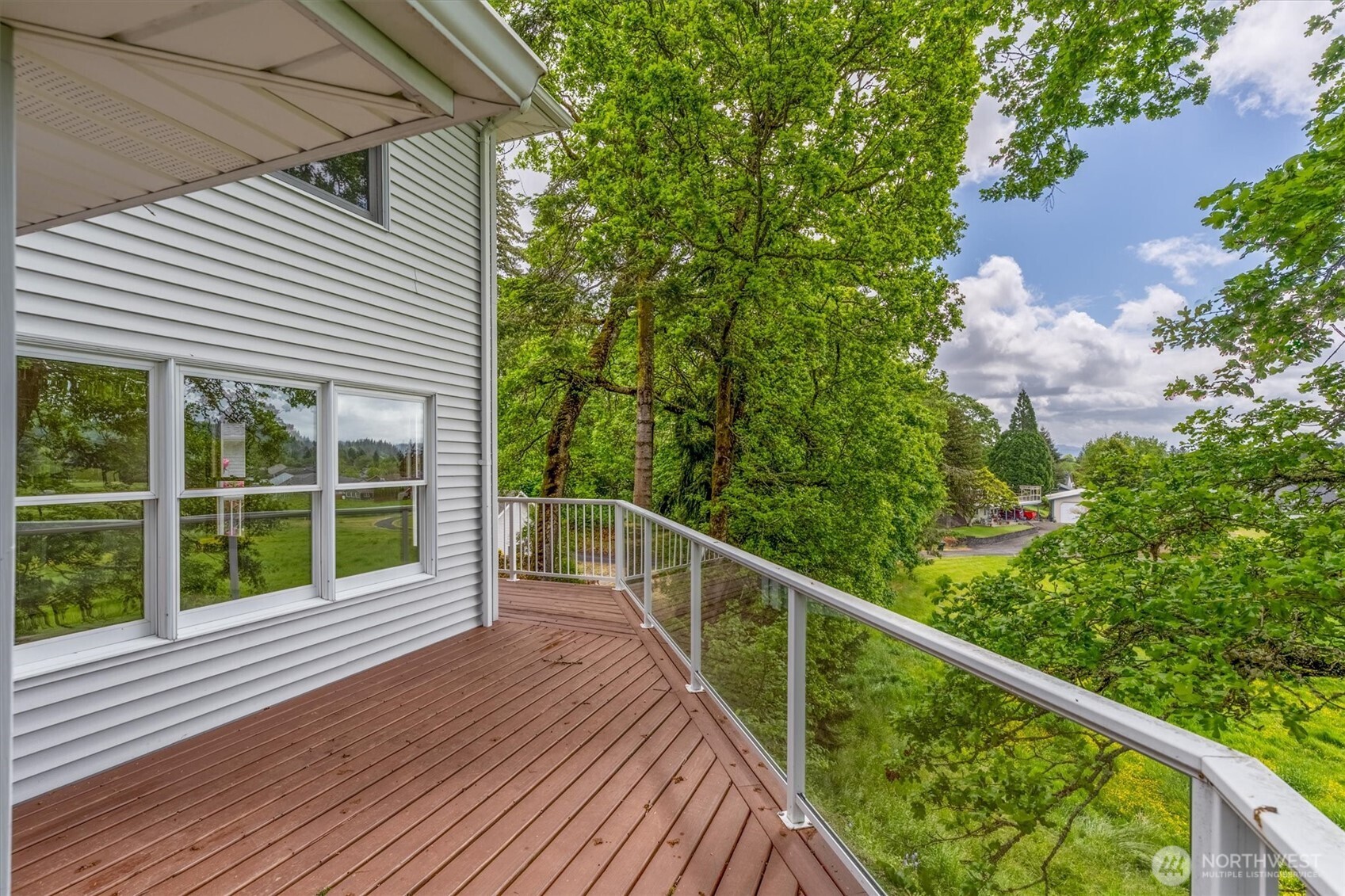 187 Acorn Lane Longview, WA 98632 - Photo 30 of 40 a view of a balcony with wooden floor and fence