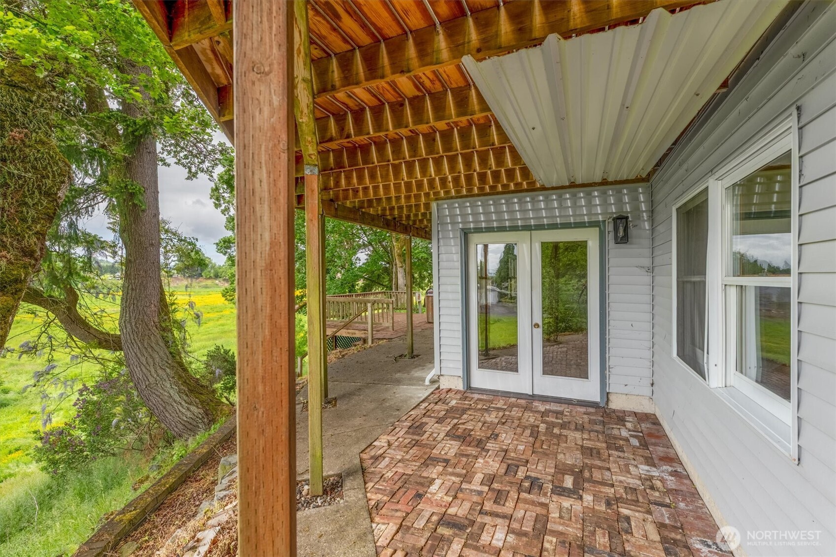 187 Acorn Lane Longview, WA 98632 - Photo 31 of 40 a front view of a house with a garden