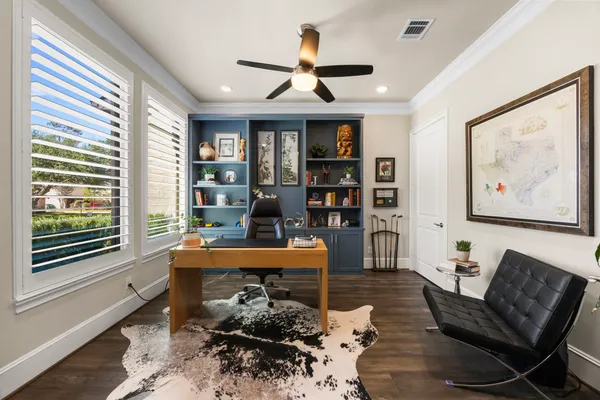 a large kitchen with kitchen island a large island in it