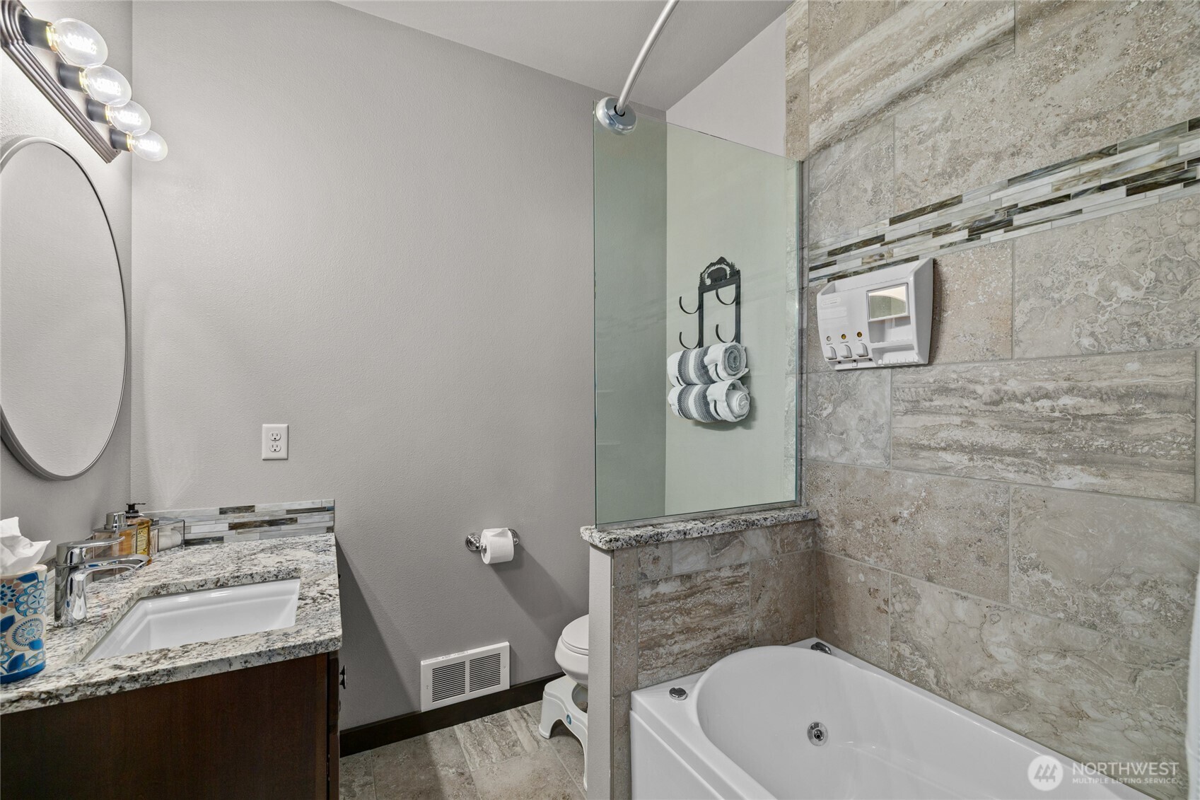 1481 Morgan Creek Road Ronald, WA 98940 - Photo 12 of 40 a bathroom with a tub sink and mirror