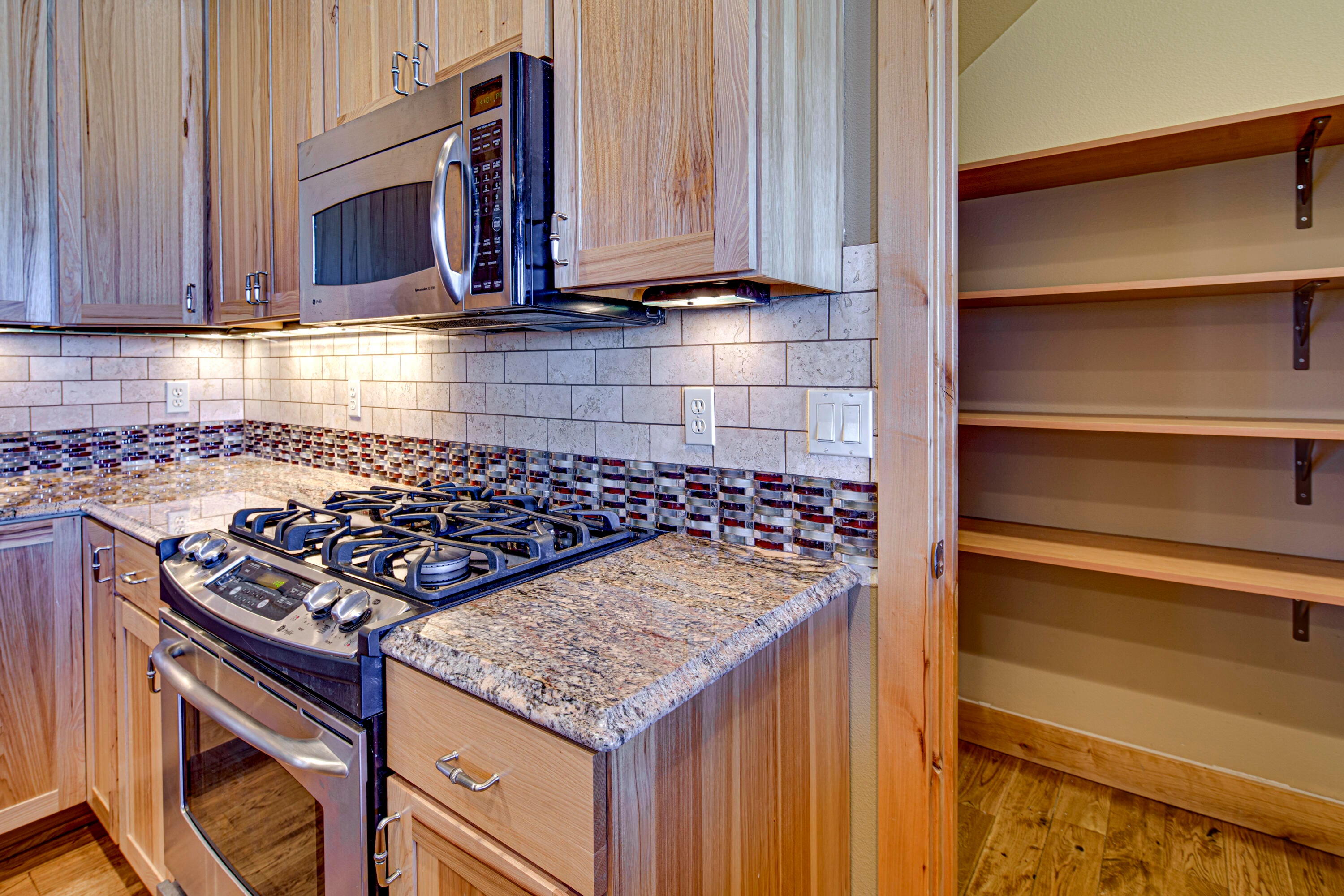 933 Southwest Vantage Point Way Bend, OR 97702 - Photo 16 of 36 Full Tile Backsplash & Pantry
