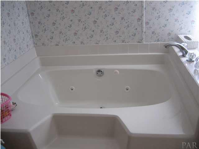 806 Decatur Avenue Pensacola, FL 32507 - Photo 9 of 12 Masterbath tub..