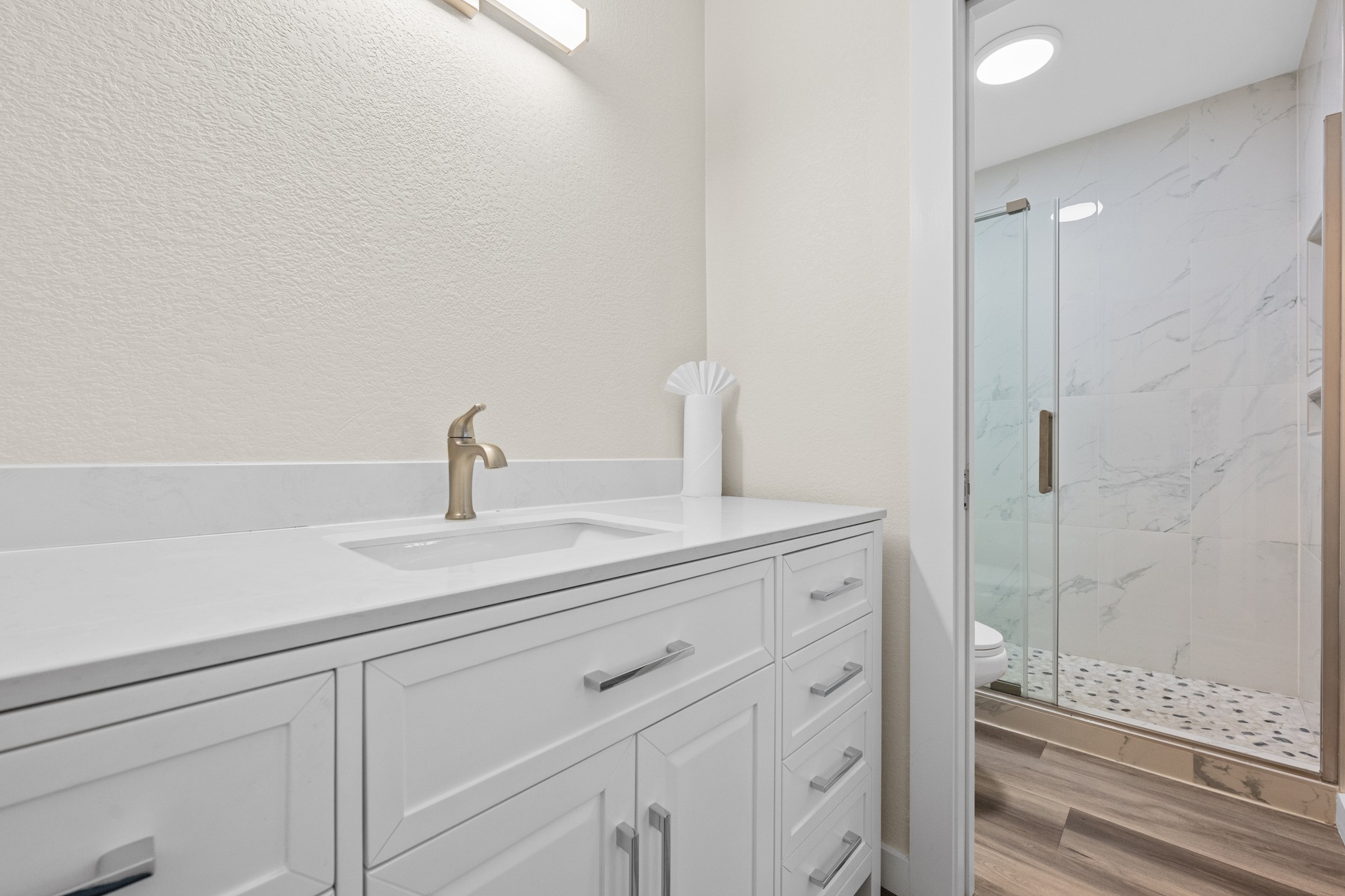 2506 Redleaf Lane Austin, TX 78745 - Photo 15 of 27 Primary Bath