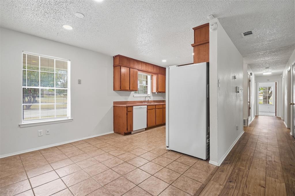 6880 Sandy Beach Road Azle, TX 76020 - Photo 9 of 32 Gallery Image 9