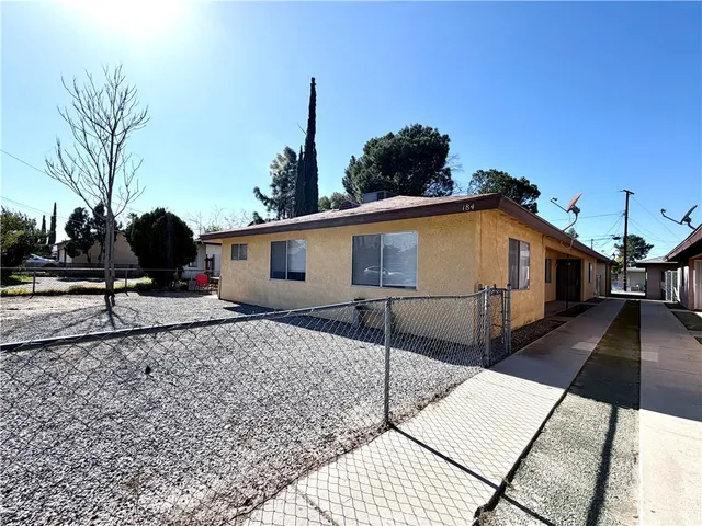 a view of a house with backyard and trees