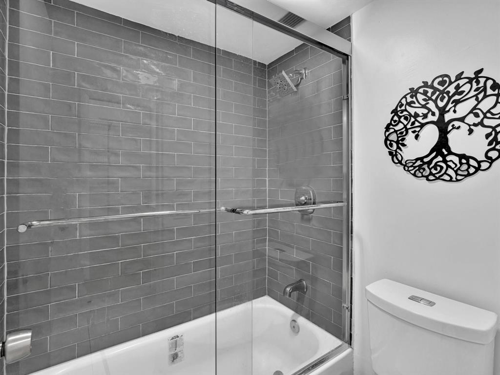 5100 Dupont Boulevard, Unit 8G Fort Lauderdale, FL 33308 - Photo 28 of 65 a bathroom with a toilet and shower