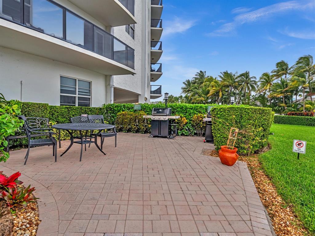5100 Dupont Boulevard, Unit 8G Fort Lauderdale, FL 33308 - Photo 46 of 65 a view of a backyard with sitting area and furniture