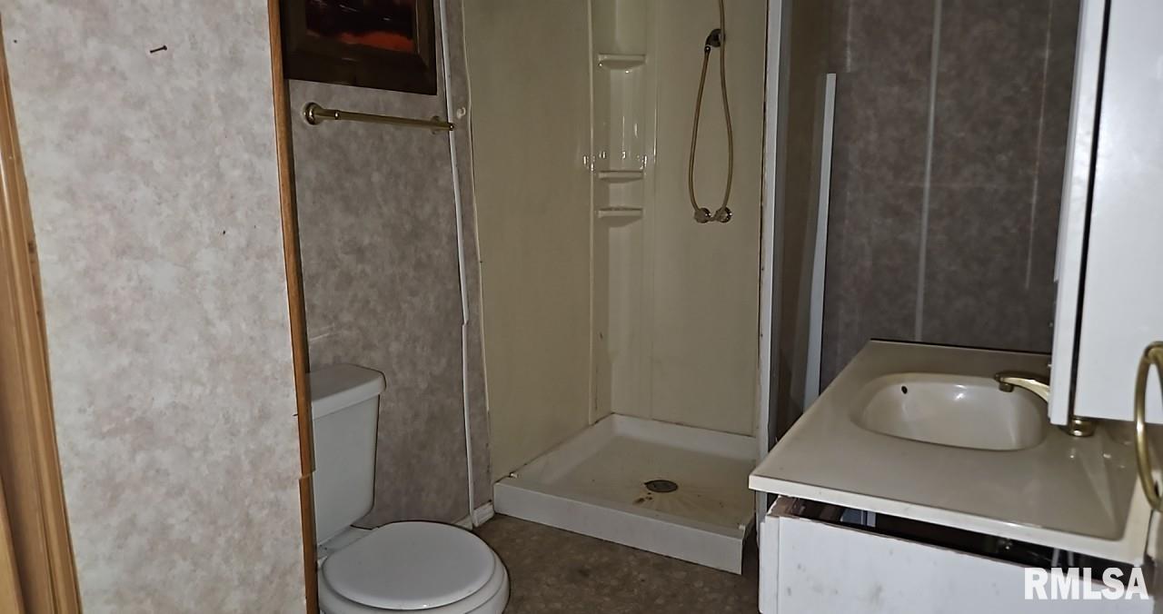 2130 Rains Street Murphysboro, IL 62966 - Photo 11 of 18 a bathroom with a sink toilet and shower