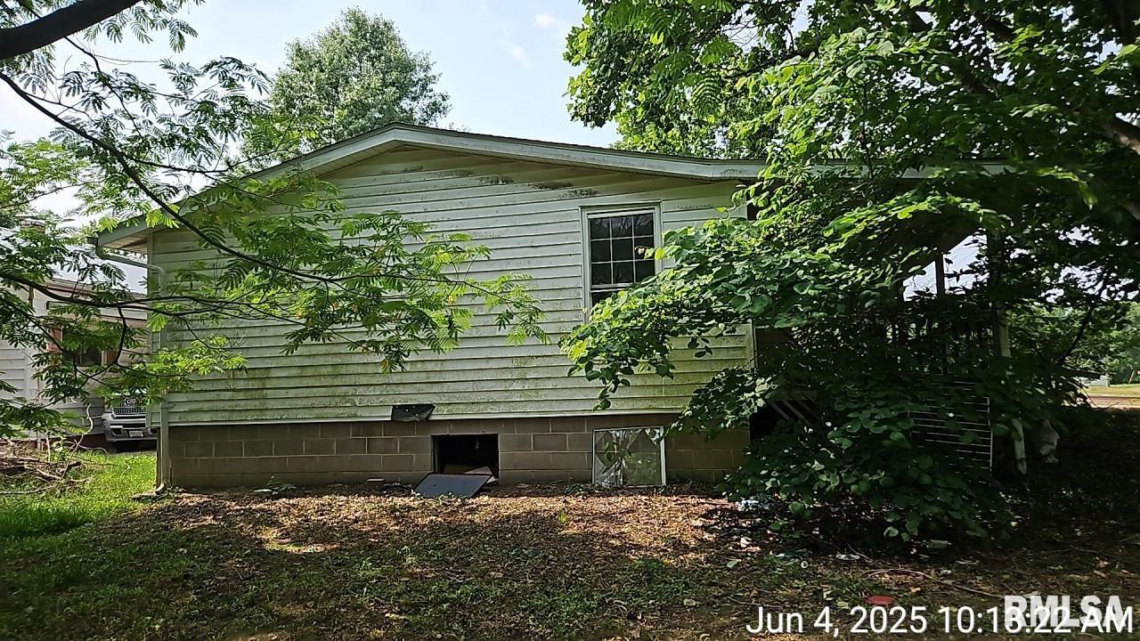 2130 Rains Street Murphysboro, IL 62966 - Photo 3 of 18 a view of a house with a yard