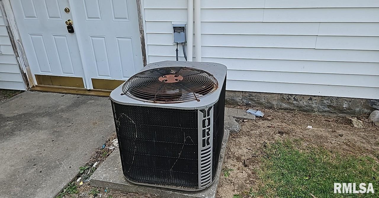 2130 Rains Street Murphysboro, IL 62966 - Photo 5 of 18 a kitchen with a stove and a shower