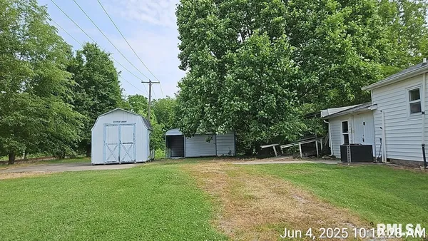 a view of a house with backyard and trees