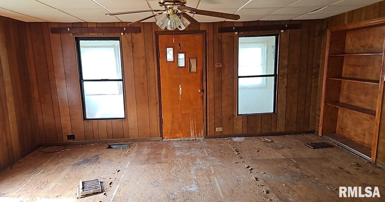 2130 Rains Street Murphysboro, IL 62966 - Photo 7 of 18 an empty room with windows